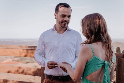 fotógrafa de casamento registra o casamento realizado no monte de botucatu interior de sp, com fotos espontâneas com amor'
