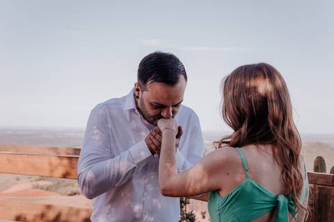 fotógrafa de casamento registra o casamento realizado no monte de botucatu interior de sp, com fotos espontâneas com amor'