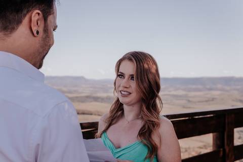 fotógrafa de casamento registra o casamento realizado no monte de botucatu interior de sp, com fotos espontâneas com amor'