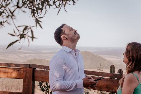 emoção espontânea noivo para noiva em casamento'