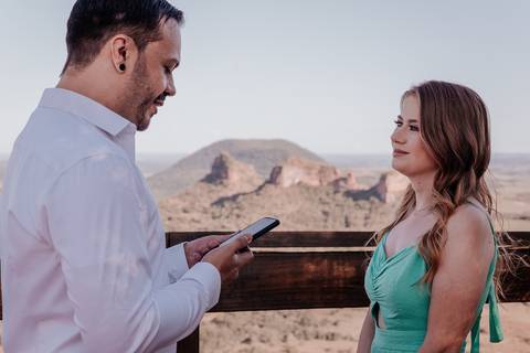 fotógrafa de casamento registra o casamento realizado no monte de botucatu interior de sp, com fotos espontâneas com amor'