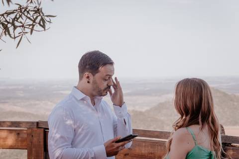 fotógrafa de casamento registra o casamento realizado no monte de botucatu interior de sp, com fotos espontâneas com amor'