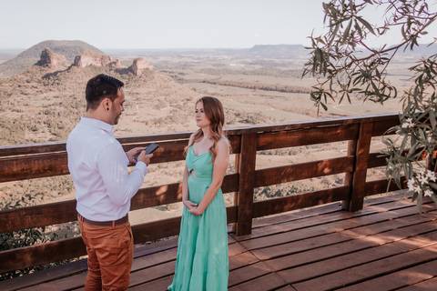 fotógrafa de casamento registra o casamento realizado no monte de botucatu interior de sp, com fotos espontâneas com amor'