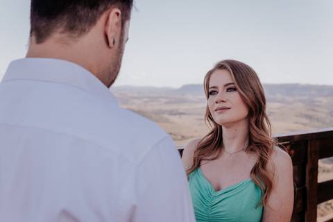 fotógrafa de casamento registra o casamento realizado no monte de botucatu interior de sp, com fotos espontâneas com amor'