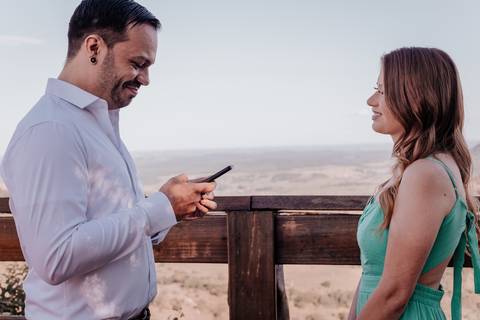 fotógrafa de casamento registra o casamento realizado no monte de botucatu interior de sp, com fotos espontâneas com amor'