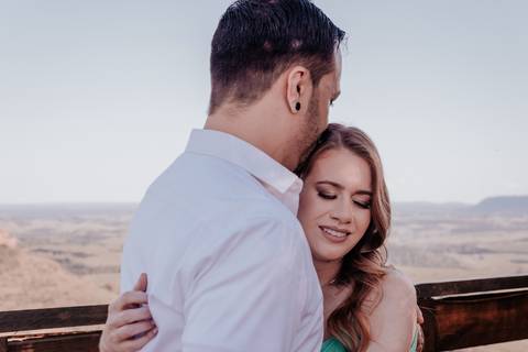 fotógrafa de casamento registra o casamento realizado no monte de botucatu interior de sp, com fotos espontâneas com amor'