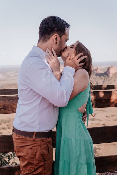 fotógrafa de casamento registra o casamento realizado no monte de botucatu interior de sp, com fotos espontâneas com amor'