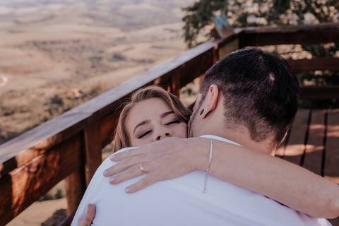 fotógrafa de casamento registra o casamento realizado no monte de botucatu interior de sp, com fotos espontâneas com amor'