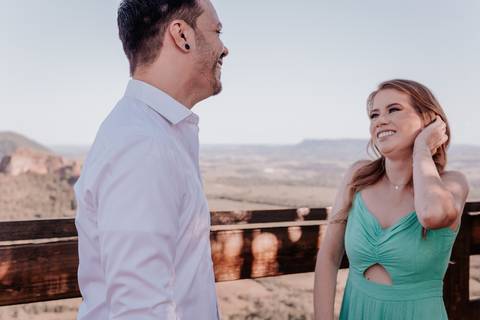 fotógrafa de casamento registra o casamento realizado no monte de botucatu interior de sp, com fotos espontâneas com amor'