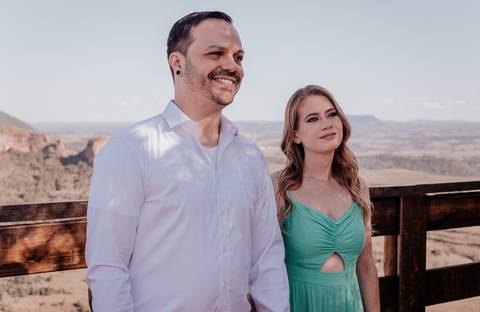 fotógrafa de casamento registra o casamento realizado no monte de botucatu interior de sp, com fotos espontâneas com amor '