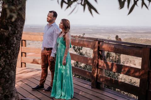 fotógrafa de casamento registra o casamento realizado no monte de botucatu interior de sp, com fotos espontâneas com amor'