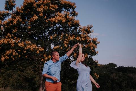sorriso dançando ensaio pré wedding na floresta nacional de ipanema em sorocaba-sp'