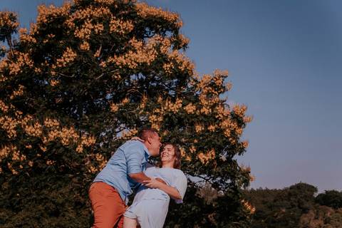 pré wedding de casamento fotos de casais fotos para noivos ensaio antes do casamento arvore flores amarelas ipê amarelo em floresta ipanema em sorocaba ensaio fotográfico espontaneo e criativo com a fotografa de casamento thais augusto fotografia'