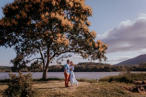 pré wedding casal na floresta nacional ipanema - fotos espontâneas e criativas luz e sombra fotógrafa de casamento thais augusto fotografia fotógrafa de bauru, ensaio realizado na cidade de sorocaba-sp casamento casais fotos de casais fotos de casamento'