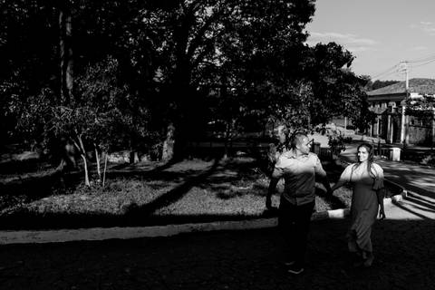 pré wedding casal na floresta nacional ipanema - fotos espontâneas e criativas luz e sombra fotógrafa de casamento thais augusto fotografia fotógrafa de bauru, ensaio realizado na cidade de sorocaba-sp casamento casais fotos de casais fotos de casamento'