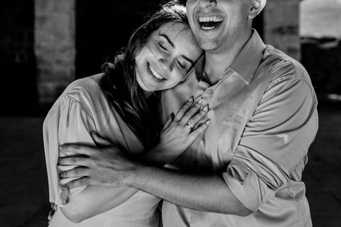 ensaio pré casamento casal sorrindo'