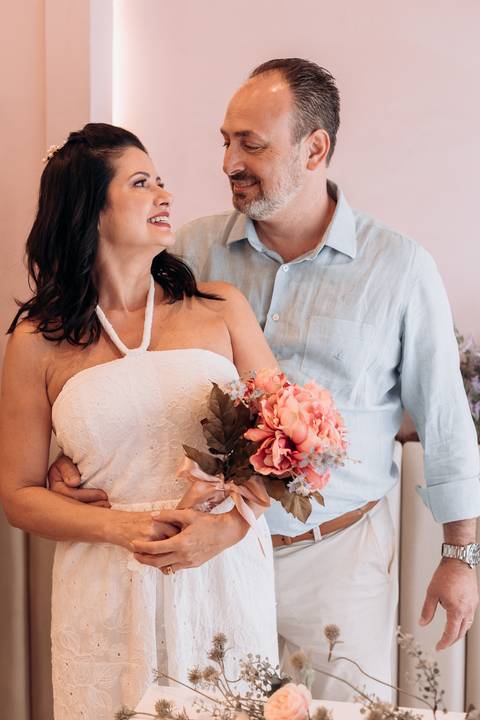 bouquet de casal, casamento no l´atelier sucre em bauru - fotografa de casamento thais augusto fotografia registra primeiro casamento na doceria mais famosa da cidade de Bauru-sp'