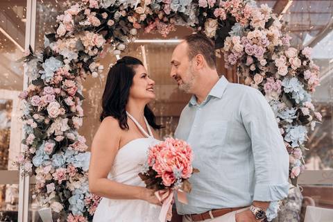 tag de casamento faz cobertura social em primeiro casamento na doceria l´atelier sucré na cidade de bauru com narjara lousano e thais augusto fotografando momento especial para os noivos'