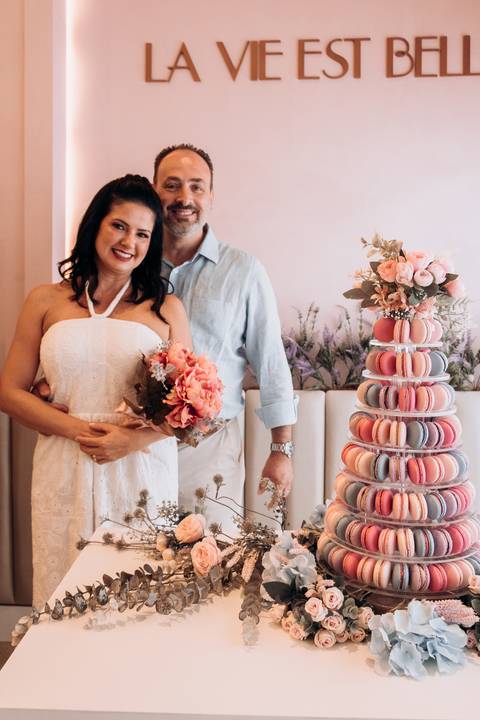 mesa dos noivos - bolo feito com macarrons coloridos - macarrom - latelier sucre - casal faz bolo de macarron colorido e tem efeito incrível na doceria de bauru'