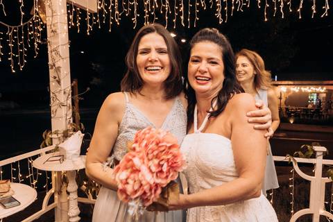 hora do bouquet da noiva - jogando o bouquet na doceria latelier sucre'