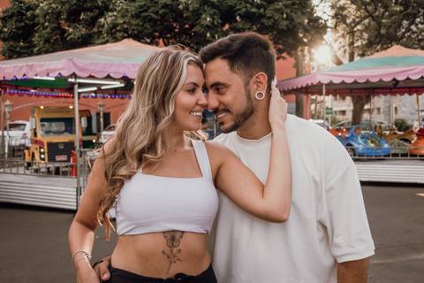 vitinho park ; vitinho´s parque, vitinhos park em bauru, roda gigante, brinquedos radicais, diversão, amor, brincadeiras, casal, noivos, noiva, noivo, ensaio de casal em bauru. fotógrafa de casamento faz ensaio no parque vitinho park de influencers '