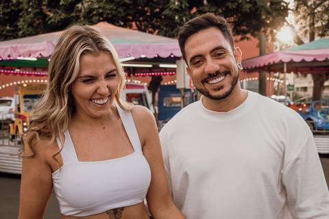 vitinho park ; vitinho´s parque, vitinhos park em bauru, roda gigante, brinquedos radicais, diversão, amor, brincadeiras, casal, noivos, noiva, noivo, ensaio de casal em bauru. fotógrafa de casamento faz ensaio no parque vitinho park de influencers '