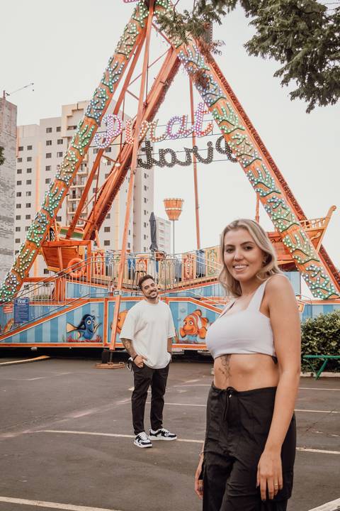 vitinho park ; vitinho´s parque, vitinhos park em bauru, roda gigante, brinquedos radicais, diversão, amor, brincadeiras, casal, noivos, noiva, noivo, ensaio de casal em bauru. fotógrafa de casamento faz ensaio no parque vitinho park de influencers '
