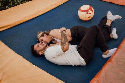 vitinho park ; vitinho´s parque, vitinhos park em bauru, roda gigante, brinquedos radicais, diversão, amor, brincadeiras, casal, noivos, noiva, noivo, ensaio de casal em bauru. fotógrafa de casamento faz ensaio no parque vitinho park de influencers '