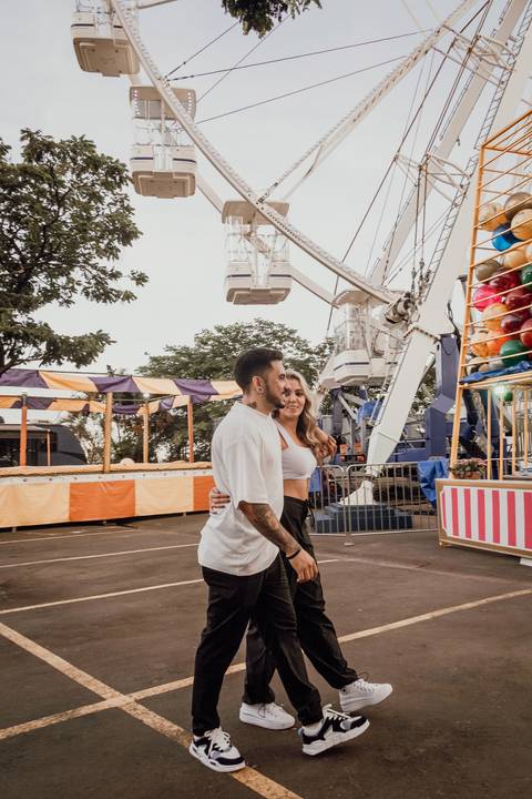 vitinho park ; vitinho´s parque, vitinhos park em bauru, roda gigante, brinquedos radicais, diversão, amor, brincadeiras, casal, noivos, noiva, noivo, ensaio de casal em bauru. fotógrafa de casamento faz ensaio no parque vitinho park de influencers '