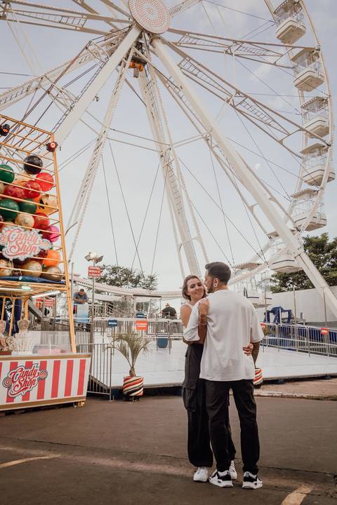 vitinho park ; vitinho´s parque, vitinhos park em bauru, roda gigante, brinquedos radicais, diversão, amor, brincadeiras, casal, noivos, noiva, noivo, ensaio de casal em bauru. fotógrafa de casamento faz ensaio no parque vitinho park de influencers '