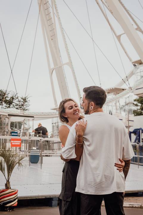 vitinho park ; vitinho´s parque, vitinhos park em bauru, roda gigante, brinquedos radicais, diversão, amor, brincadeiras, casal, noivos, noiva, noivo, ensaio de casal em bauru. fotógrafa de casamento faz ensaio no parque vitinho park de influencers '