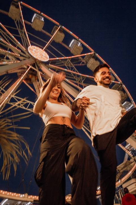 pulo na roda gigante bauru shopping ensaio de casal de influencers e tiktok em bauru fotógrafa registra momentos divertidos no parque de diversão vitinhos park - bauru shopping @marcelocomcelo tiktok bauru roda gigante em bauru vitinhos park vitinho '