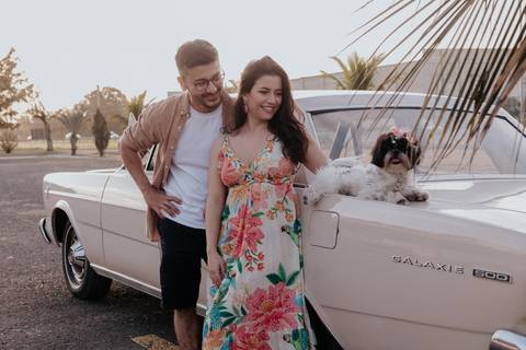 ford, galaxie 500, carro ford, carro antigo, ensaio pré wedding com carro antigo, cavalinho de pau, posto de gasolina, ensaio de casal com carro antigo e cachorro, ensaio de casal com cachorro, ensaio de casal pré wedding com casal, ensaio descontraído'
