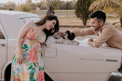 ford, galaxie 500, carro ford, carro antigo, ensaio pré wedding com carro antigo, cavalinho de pau, posto de gasolina, ensaio de casal com carro antigo e cachorro, ensaio de casal com cachorro, ensaio de casal, shitzu, thais augusto fotografia, documental'