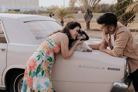 ensaio pré wedding com casal e cachorro de forma natural ensaio documental e criativo, ensaio pré wedding, thais augusto fotografia, carro antigo galaxie 500 ford, ensaio com fotos personalidade do casal, fotografia em bauru-sp, fotografa autoral'