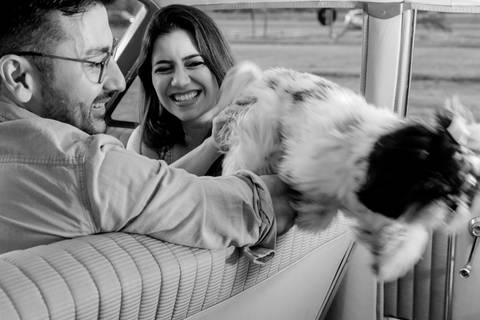 ensaio pré wedding com casal e cachorro de forma natural ensaio documental e criativo, ensaio pré wedding, thais augusto fotografia, carro antigo galaxie 500 ford, ensaio com fotos personalidade do casal, fotografia em bauru-sp, fotografa autoral'