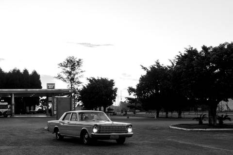 ensaio espontâneo de casal, pré wedding, ensaio de casal, com cachorro, ensaio autoral criativo, com carro antigo feito pela fotografa de casamento, thais augusto fotografia, fotografia documental e criativo para casais de personalidade, ford, galaxie 500'
