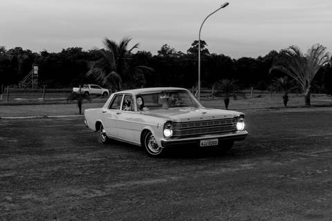 ensaio espontâneo de casal, pré wedding, ensaio de casal, com cachorro, ensaio autoral criativo, com carro antigo feito pela fotografa de casamento, thais augusto fotografia, fotografia documental e criativo para casais de personalidade, ford, galaxie 500'