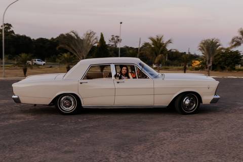 ensaio espontâneo de casal, pré wedding, ensaio de casal, com cachorro, ensaio autoral criativo, com carro antigo feito pela fotografa de casamento, thais augusto fotografia, fotografia documental e criativo para casais de personalidade, ford, galaxie 500'