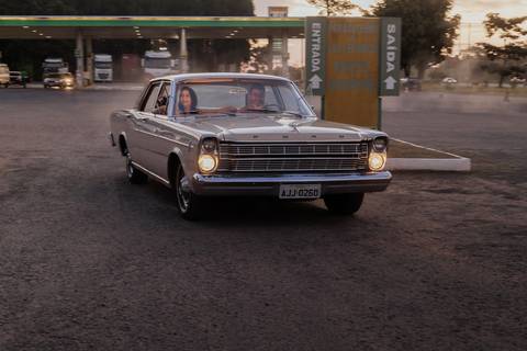 ford, galaxie, zerinho no posto de combustivel, ensaio de casal, cavalinho de pau, fumaça, levantando poeira, ensaio criativo e esportivo, para casais com personalidade, fotografa documental, criativa e, espontânea'