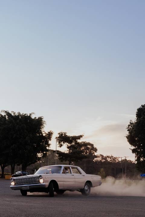 ensaio espontâneo de casal, pré wedding, ensaio de casal, com cachorro, ensaio autoral criativo, com carro antigo feito pela fotografa de casamento, thais augusto fotografia, fotografia documental e criativo para casais de personalidade, ford, galaxie 500'