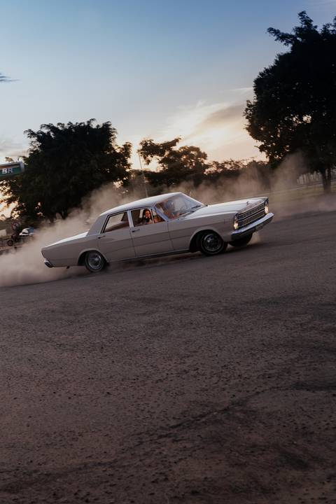 ford, levantando poeira no posto de gasolina em bauru-sp, ensaio de casal, pré wedding - por do sol, ensaio com casal esportivo, fotos espontâneas e criativas, para casais de personalidade feito por thais augusto fotografia, fotografa de casamento bauru'