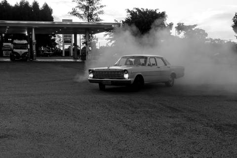 ford, levantando poeira no posto de gasolina em bauru-sp, ensaio de casal, pré wedding - por do sol, ensaio com casal esportivo, fotos espontâneas e criativas, para casais de personalidade feito por thais augusto fotografia, fotografa de casamento bauru'