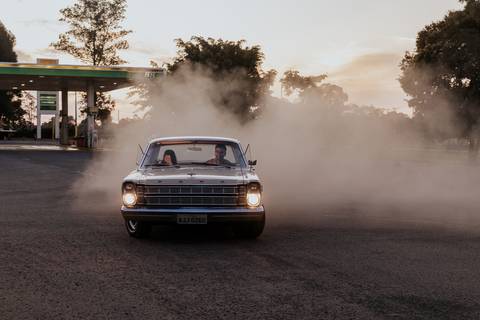 ford, levantando poeira no posto de gasolina em bauru-sp, ensaio de casal, pré wedding - por do sol, ensaio com casal esportivo, fotos espontâneas e criativas, para casais de personalidade feito por thais augusto fotografia, fotografa de casamento bauru'