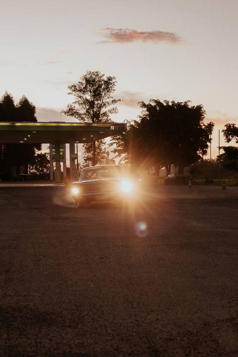 farol aceso do ford galaxie 500 em ensaio pré wedding realizado em bauru-sp por fotografa autoral e criativa documental thais augusto fotografia'