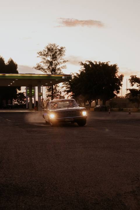 farol aceso do ford galaxie 500 em ensaio pré wedding realizado em bauru-sp por fotografa autoral e criativa documental thais augusto fotografia'
