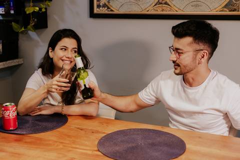 pre wedding realizado na casa do casal, em lifestyle, no apartamento em bauru-sp cerveja e coca cola com lanche, fotografia autoral e criativo em bauru-sp, fotografa de casamento thais augusto fotografia'