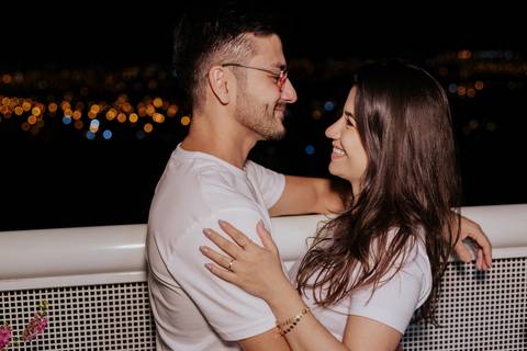pre wedding realizado na casa do casal, em lifestyle, no apartamento em bauru-sp cerveja e coca cola com lanche, fotografia autoral e criativo em bauru-sp, fotografa de casamento thais augusto fotografia'