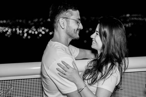 pre wedding realizado na casa do casal, em lifestyle, no apartamento em bauru-sp cerveja e coca cola com lanche, fotografia autoral e criativo em bauru-sp, fotografa de casamento thais augusto fotografia'