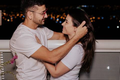 luzes da cidade na sacada do prédio ensaio de pré wedding realizado em bauru-sp, ensaio criativo, em life style com casal e cachorro de estimação na cidade de Bauru- fotografa de casamento emotiva, espontânea, criativa e autoral documental thais augusto'